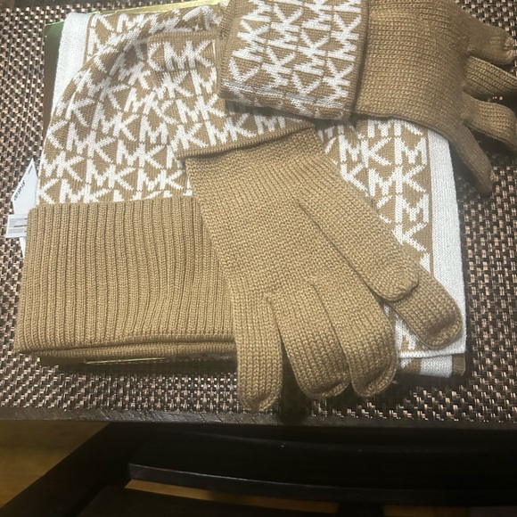 Michael Kors Knit scarf, hat and gloves set - Picture 3 of 3